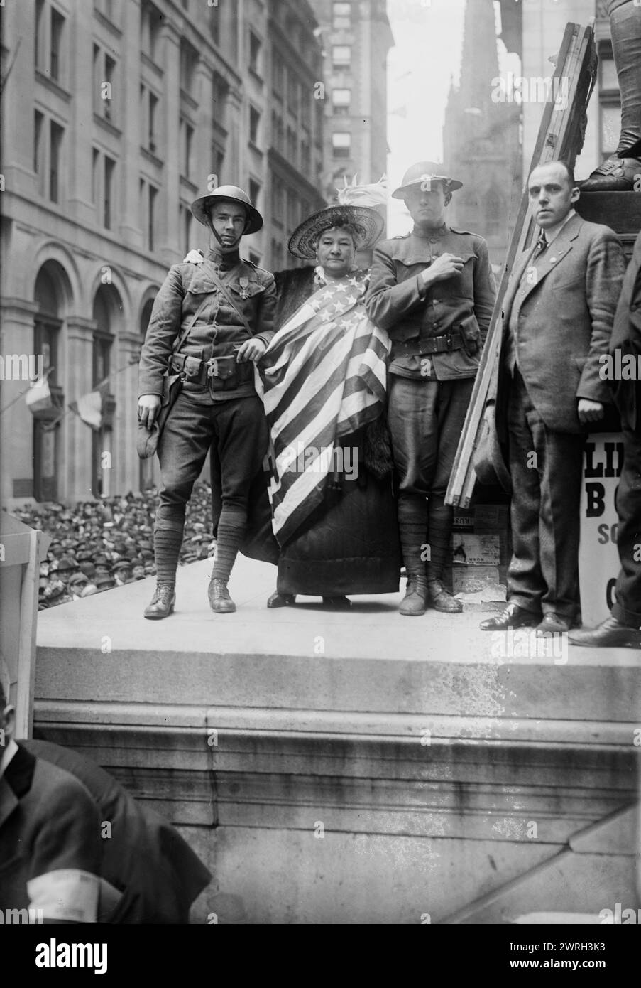 [Schumann-Heink], entre c1915 et c1920. La chanteuse d'opéra Ernestine Schumann-Heink, tenant un drapeau américain, avec des soldats debout à la base de la statue de George Washington, New York, apparaissant probablement pour un prêt Liberty pendant la première Guerre mondiale Banque D'Images