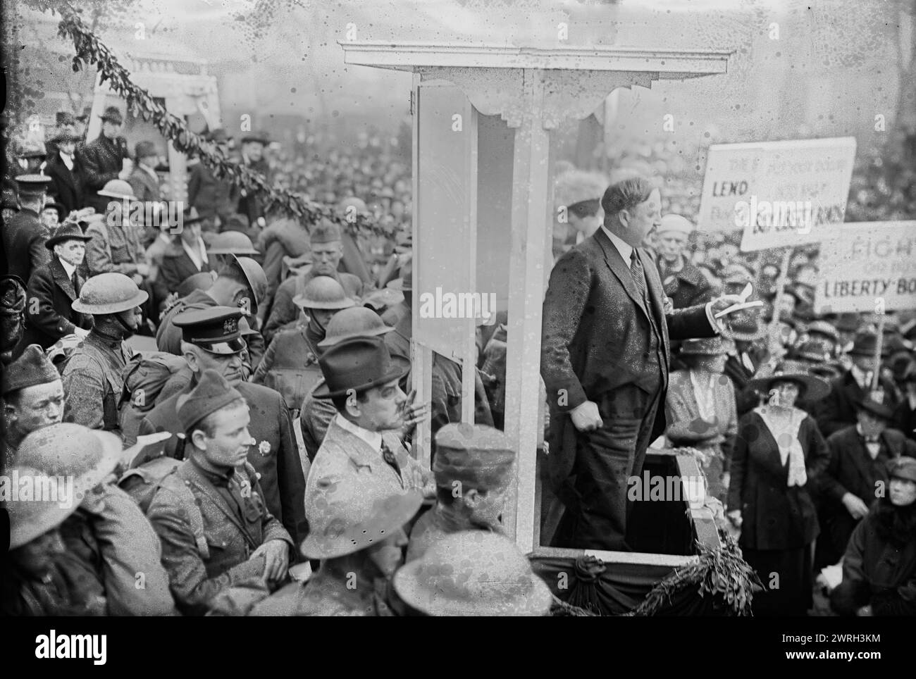 Maire Hylan, 1918 ans. Le maire de New York, John Francis Hylan (1868-1936), avec des vétérans de la première Guerre mondiale (« Pershing's Men ») qui marchaient en soutien à la campagne de prêt Liberty. Banque D'Images