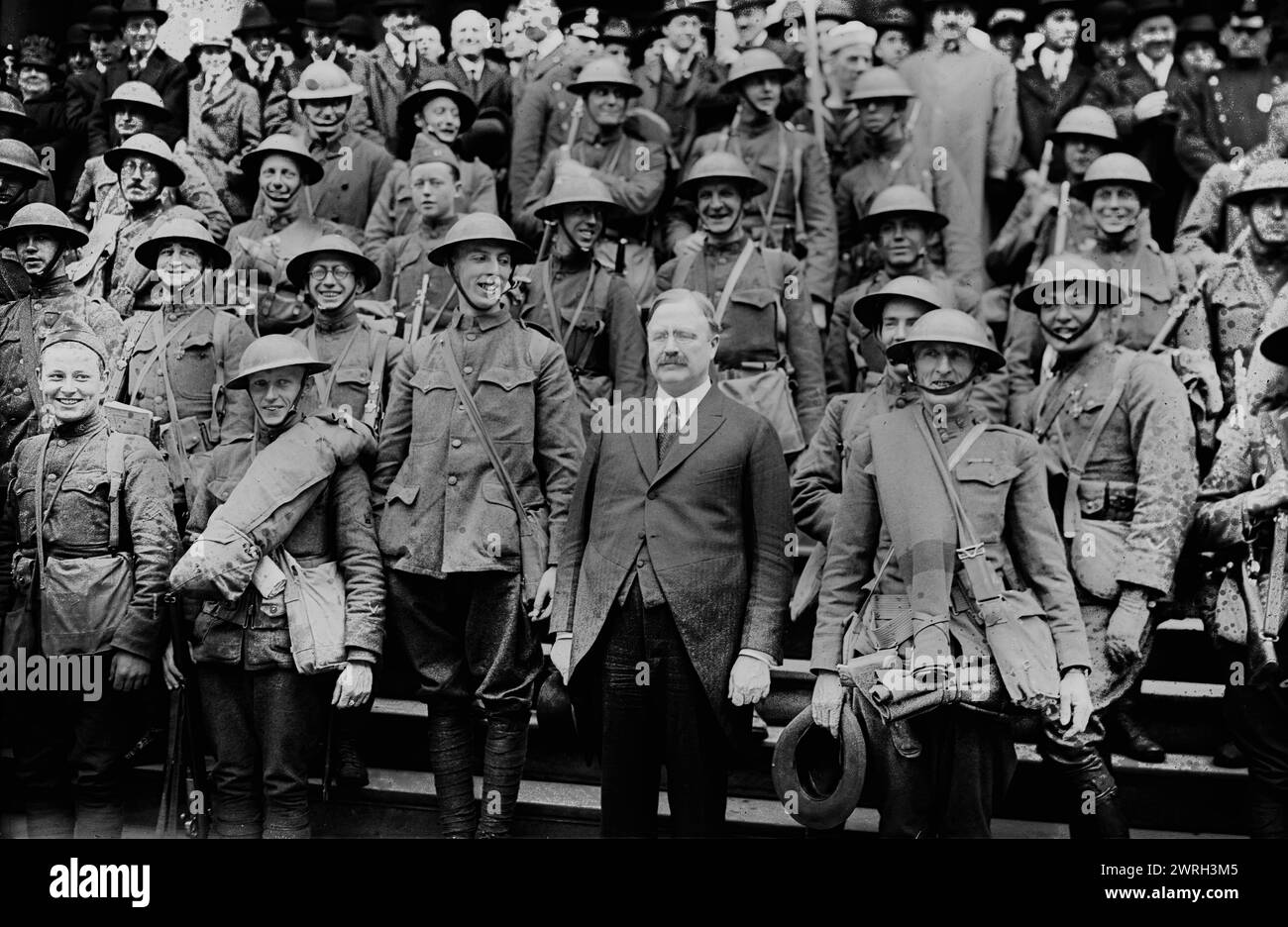Hylan [Liberty Parade Pershing Vets], entre c1915 et c1920. Le maire de New York, John Francis Hylan (1868-1936), avec des vétérans de la première Guerre mondiale (« Pershing's Men ») qui marchaient en soutien à la campagne de prêt Liberty. Banque D'Images