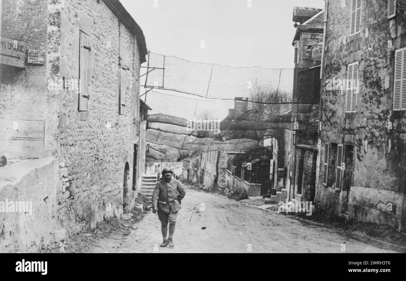 Route près de Reims, camouflage, entre c1915 et 1918. Un soldat sur la route près de Reims, France pendant la première Guerre mondiale Banque D'Images