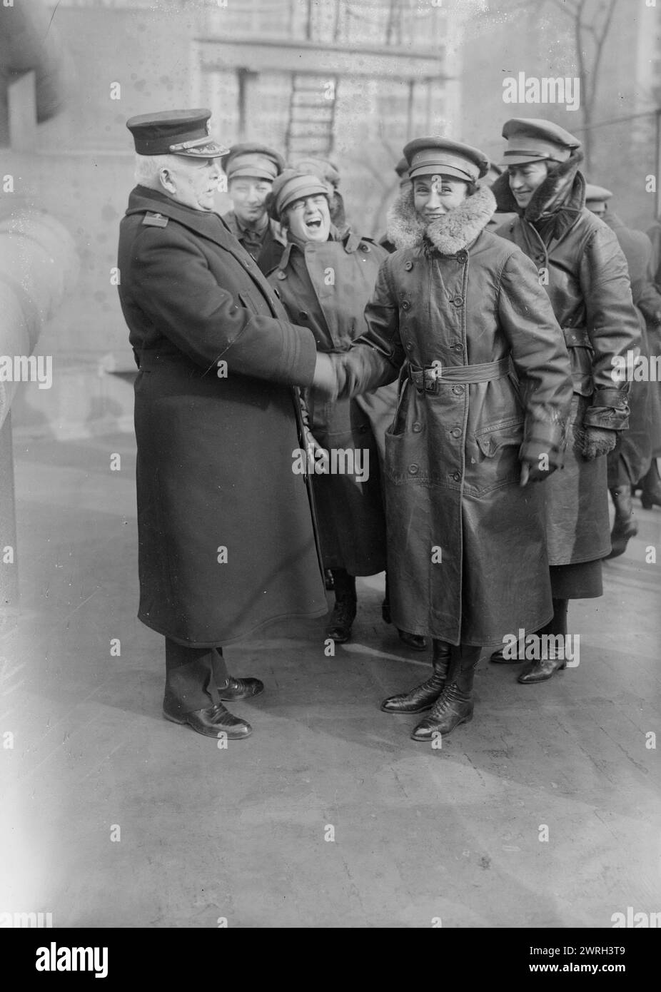 Women's Motor corps, 1917 ou 1918. Capitaine Charles Albert Adams (1846-1929) officier de la marine américaine qui a servi comme commandant de l'USS Recruit, une maquette en bois d'un cuirassé construit à Union Square, New York City par la Navy pour recruter des marins et vendre des Liberty Bonds pendant la première Guerre mondiale Adams est avec les femmes du Women's Motor corps, qui fait partie de la National League of Women's Service. Banque D'Images