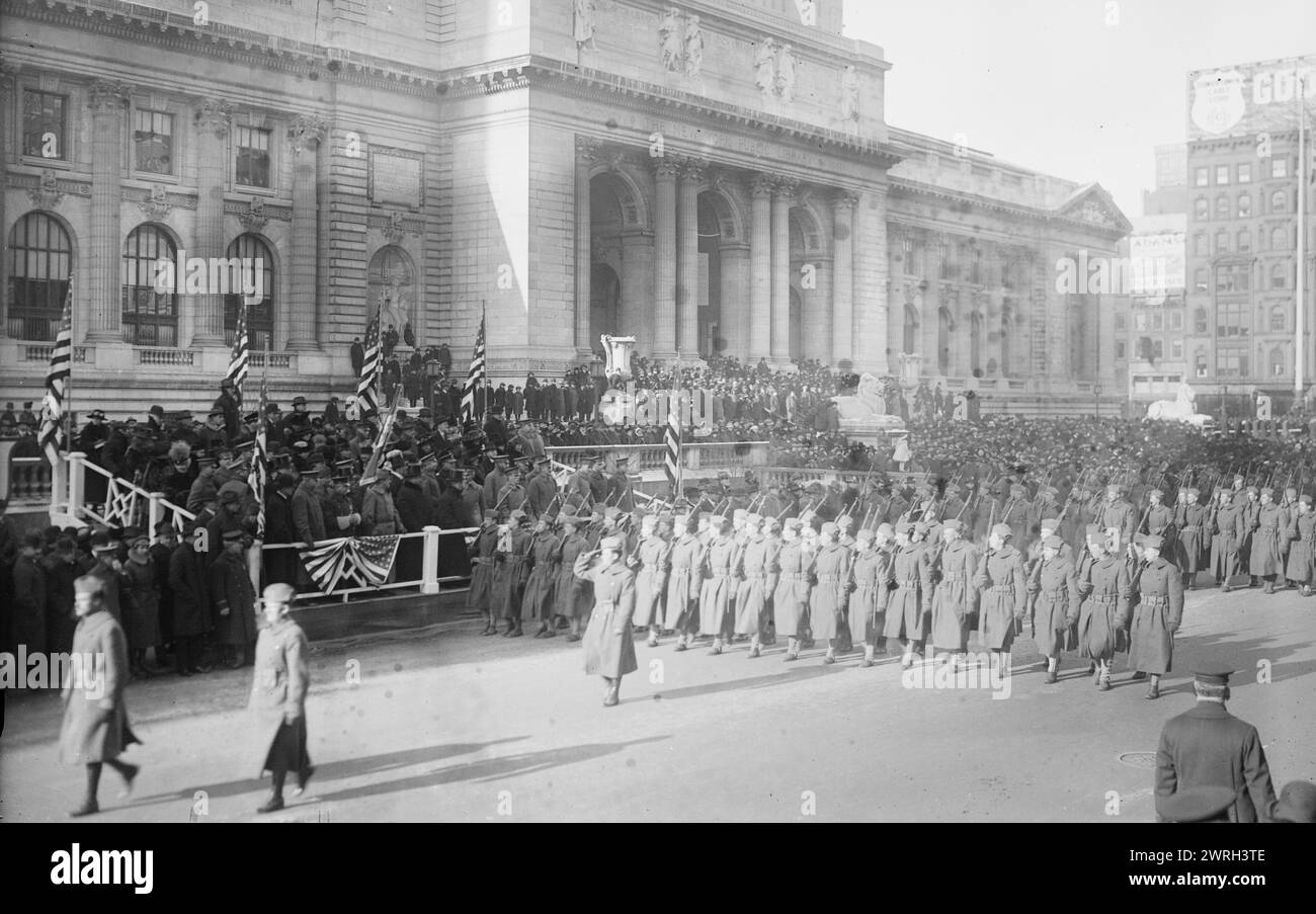 308th, 4 Feb 1918. Le 308th Infantry on défilent sur la Cinquième Avenue le 4 février 1918, devant le stand d'examen à la bibliothèque publique de New York sur son chemin vers les trains de troupes transportant les soldats en Europe pendant la première Guerre mondiale Banque D'Images