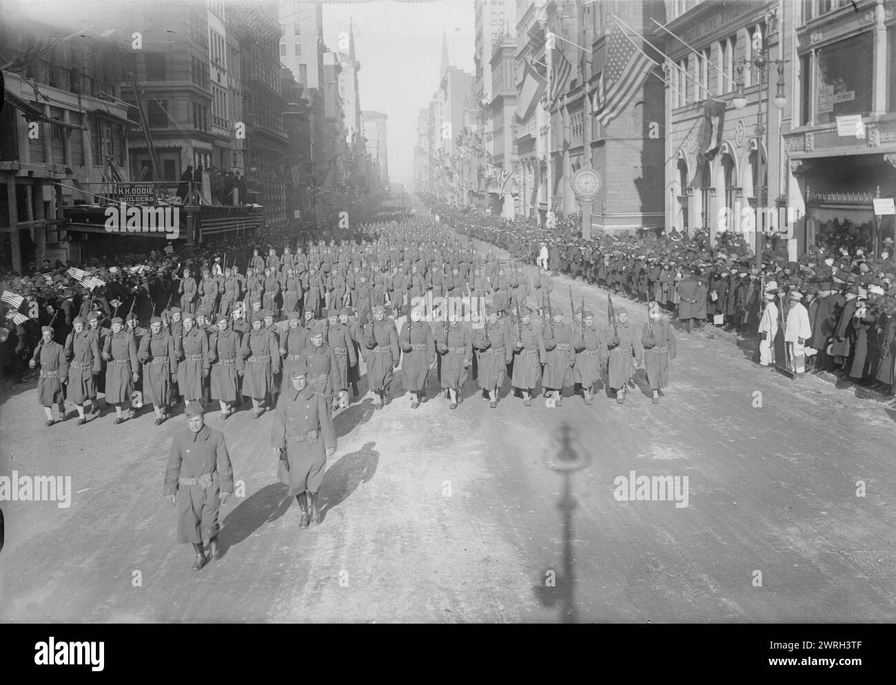 308th, 4 Feb 1918. Le 308th Infantry on défilent sur la Cinquième Avenue le 4 février 1918, devant le stand d'examen à la bibliothèque publique de New York sur son chemin vers les trains de troupes transportant les soldats en Europe pendant la première Guerre mondiale Banque D'Images