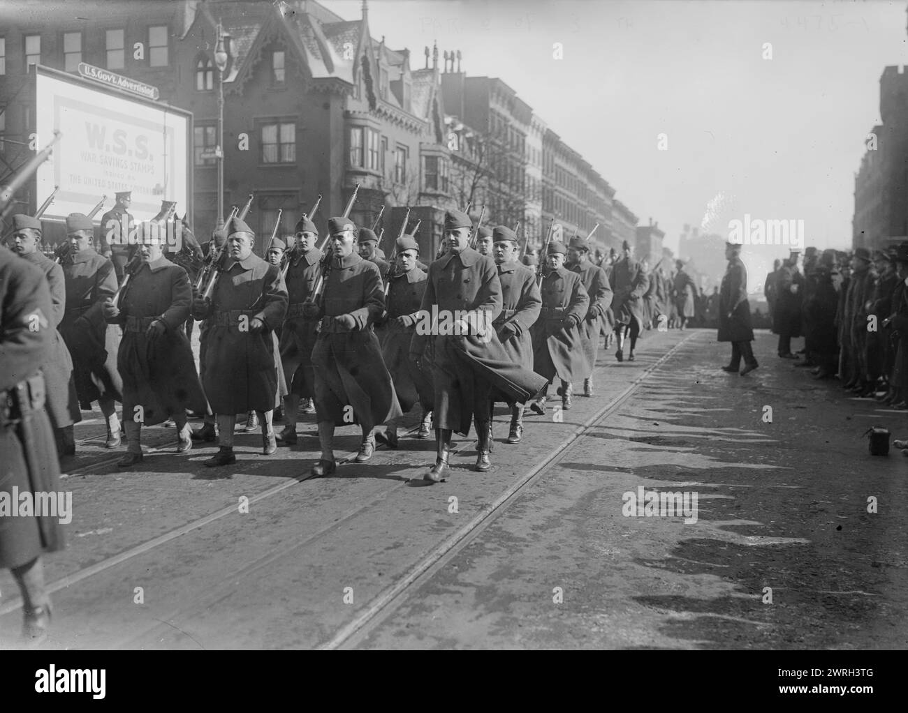 Défilé du 308e, 4 février 1918. Le 308th Infantry on défilent sur la Cinquième Avenue le 4 février 1918, devant le stand d'examen à la bibliothèque publique de New York sur son chemin vers les trains de troupes transportant les soldats en Europe pendant la première Guerre mondiale Banque D'Images