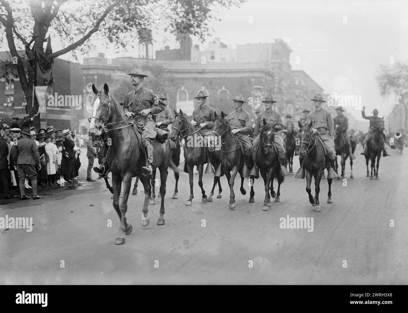 Col. C. Vanderbilt, 30 août 1917 (date de création ou de publication ultérieure). Colonel Cornelius Vanderbilt, commandant du vingt-deuxième génie lors d'un défilé de la 27e division (Garde nationale de New York) le 30 août 1917 à New York. Banque D'Images