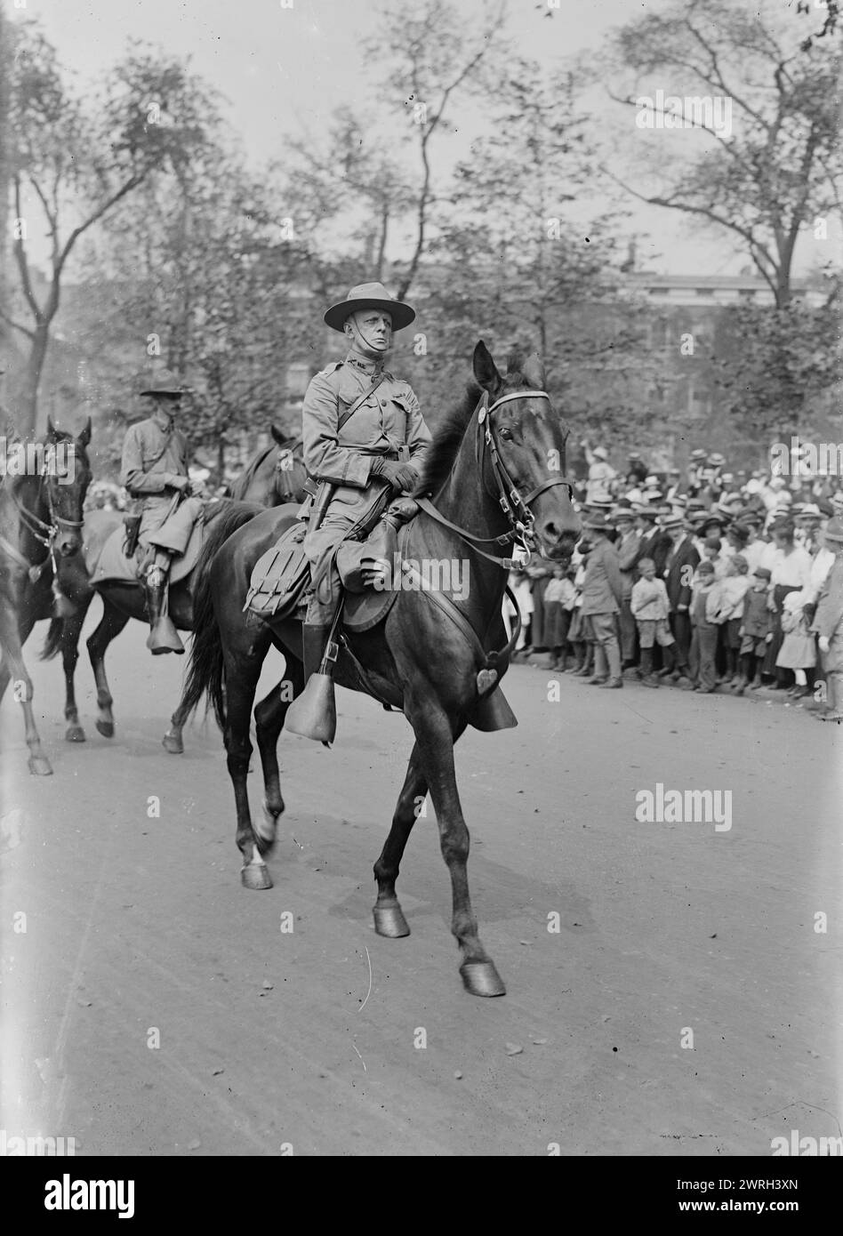 L. Col. P. Loeser, 31 août 1917. Lieutenant-colonel Paul Loeser (décédé en 1943), commandant du 8e Coast Defense Command (Coast Artillery corps) lors d'un défilé de la 27e division (Garde nationale de New York) le 30 août 1917 à New York. Banque D'Images