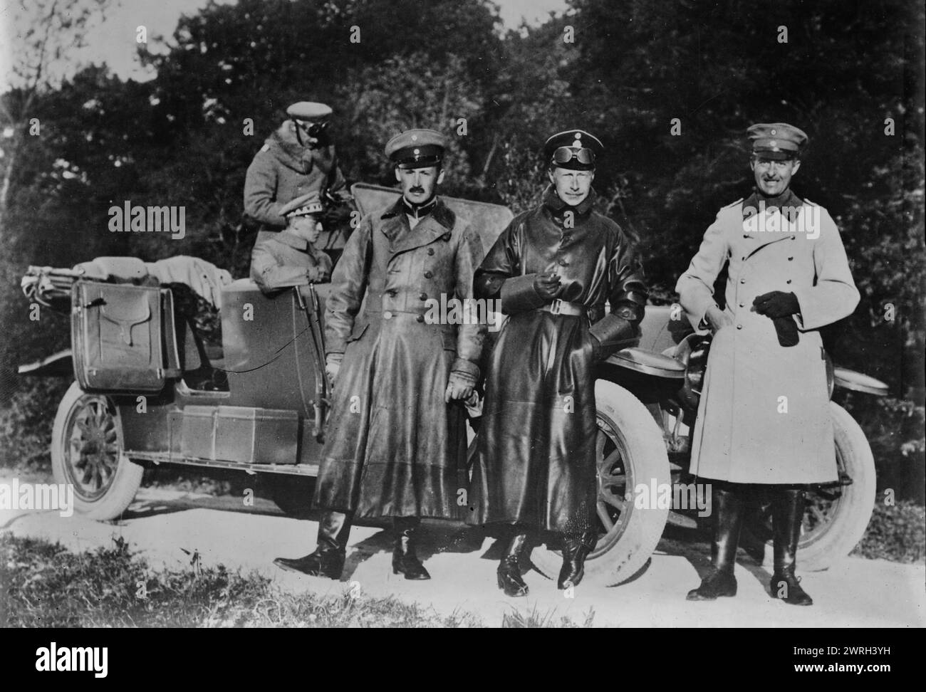 Prince héritier Allemagne à l'avant, 1915. Le prince héritier allemand Wilhelm (1882-1951) visitant une unité militaire en Argonne, France en février 1915 pendant la première Guerre mondiale Banque D'Images