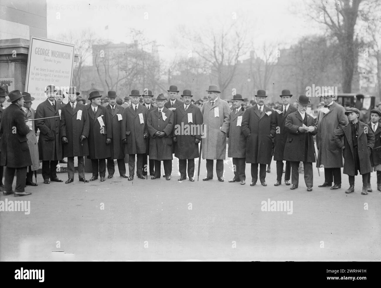 Défilé Liberty Loan, 25 octobre 1917. Thomas William Lamont, Jr. ; William Woodward, président Hanover National Bank ; Charles H. Sabin, président Guaranty Trust Company ; Martin Vogel, trésorier adjoint États-Unis ; Gates W. McGarrah, président Mechanics and Metals Bank ; James S. Alexander, président National Bank of commerce ; M. Schiff of Kuhn, Loeb &amp ; Co. Allen B. Forbes de Harris, Forbes &amp ; Co. ; Seward Prosser, président de Bankers' Trust Company ; Albert H. Wiggins, président de Chase National Bank ; J.P. Morgan ; Walter E. Frew, président de Corn Exchange Bank ; James N. W. Banque D'Images