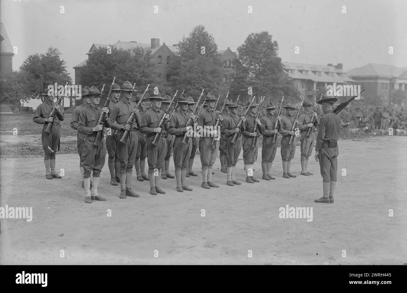 Escadron d'armes, Fort Slocum, 1917. Soldats américains dans une escouade d'artillerie à Fort Slocum, un poste militaire sur Davids' Island, New Rochelle, New York. Fort Slocum a servi comme un important poste de recrutement pendant la première Guerre mondiale Banque D'Images