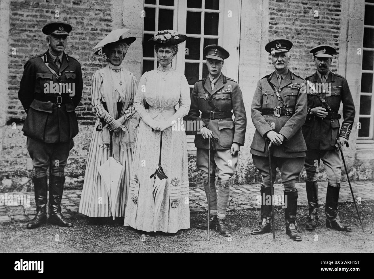 Sir Arthur Sloggett, reine Mary, prince de Galles, 11 juillet 1917. Spectacles (de gauche à droite) : Brigader-général Anthony Ashley Cooper, Mabel Ogilvy, comtesse d'Airlee ; Queen Mary, Edward VIII, Prince de Galles ; Sir Arthur Sloggett et le général Charles Foulkes à Montigny, le 11 juillet 1917 pendant la première Guerre mondiale Banque D'Images