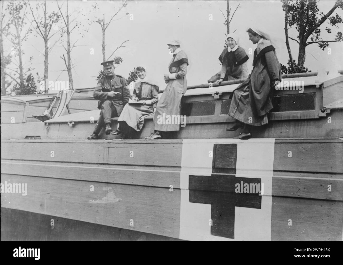 Infirmières britanniques sur une barge hospitalière, 19 juin 1917. Infirmière de la réserve impériale des soins infirmiers militaires de la Reine Alexandra (QAIMNSR), soeurs du Service infirmier des Forces territoriales (TFNS) et sergent du Royal Army Medical corps (RAMC) à bord d'une barge hospitalière, Péronne, France, le 22 juin 1917 pendant la première Guerre mondiale Banque D'Images