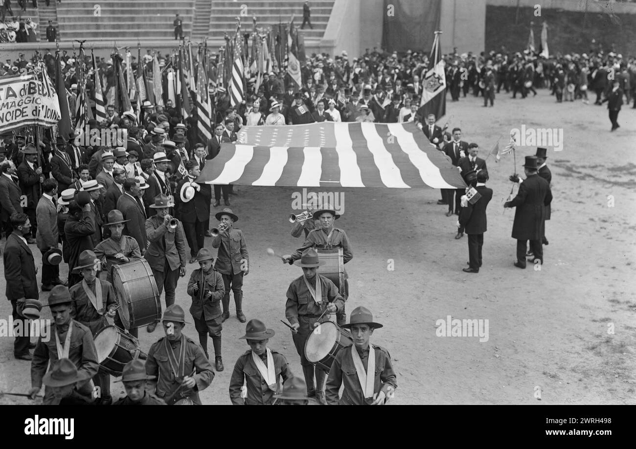 Les Italiens marchent dans le stade, le 23 juin 1917. Les Italiens marchant avec un grand drapeau américain lors d'une cérémonie en l'honneur du prince Ferdinando d'Udine, chef de la Commission de guerre italienne aux États-Unis, au stade Lewisohn du Collège de la ville de New York, le 23 juin 1917. Banque D'Images