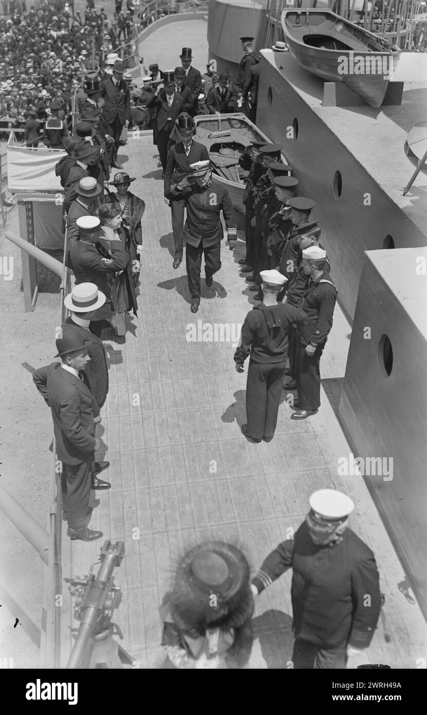 Le maire Mitchel Boarding U.S.S. Recruit, le 30 mai 1917. Le maire de New York John Purroy Mitchel (1879-1918) embarque à bord de l'U.S.S. Recruit, un faux cuirassé construit à Union Square, New York City par la Navy pour recruter des marins et vendre des Liberty Bonds pendant la première Guerre mondiale La photographie a été prise le jour du souvenir, le 30 mai 1917, jour du « lancement » du navire. Banque D'Images