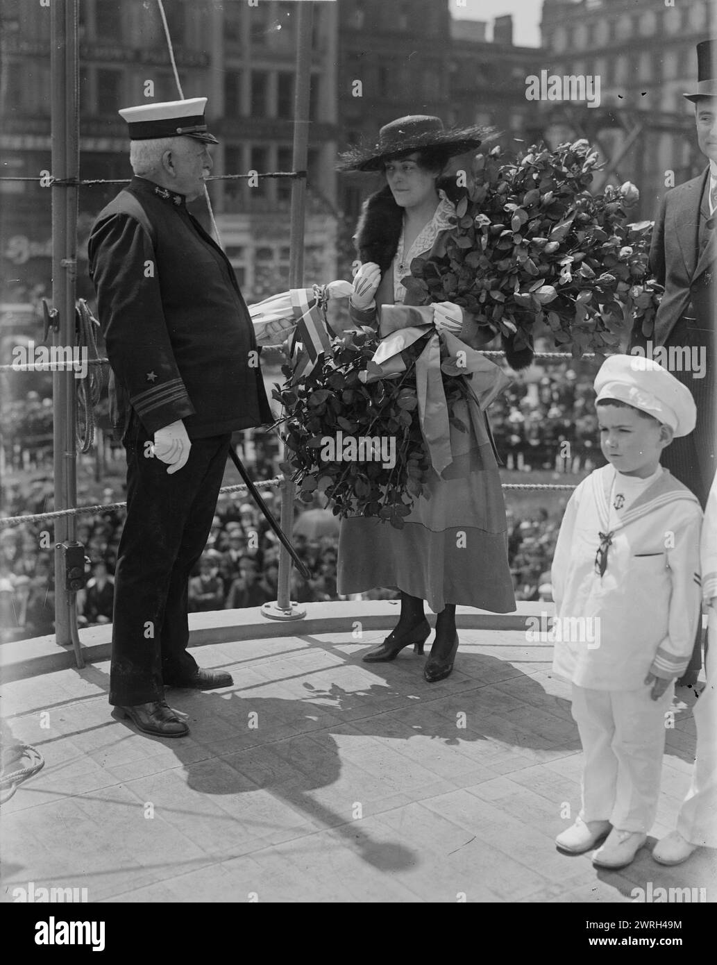 Capt. &amp ; MRS Mitchel, Jack Adams, mai 31 1917 (date de création ou de publication ultérieure). Le capitaine Charles Albert Adams (1846-1929), un officier de la marine américaine qui a servi comme commandant de l'USS Recruit, une maquette en bois d'un cuirassé construit à Union Square, New York City par la Navy pour recruter des marins et vendre des Liberty Bonds pendant la première Guerre mondiale Avec Adams se trouvent MRS Olive Mitchel, épouse du maire de New York John Purroy Mitchel (1879-1918) et un enfant, Jack Adams. La photographie a été prise le jour du souvenir, le 30 mai 1917, jour du « lancement » du navire. Banque D'Images
