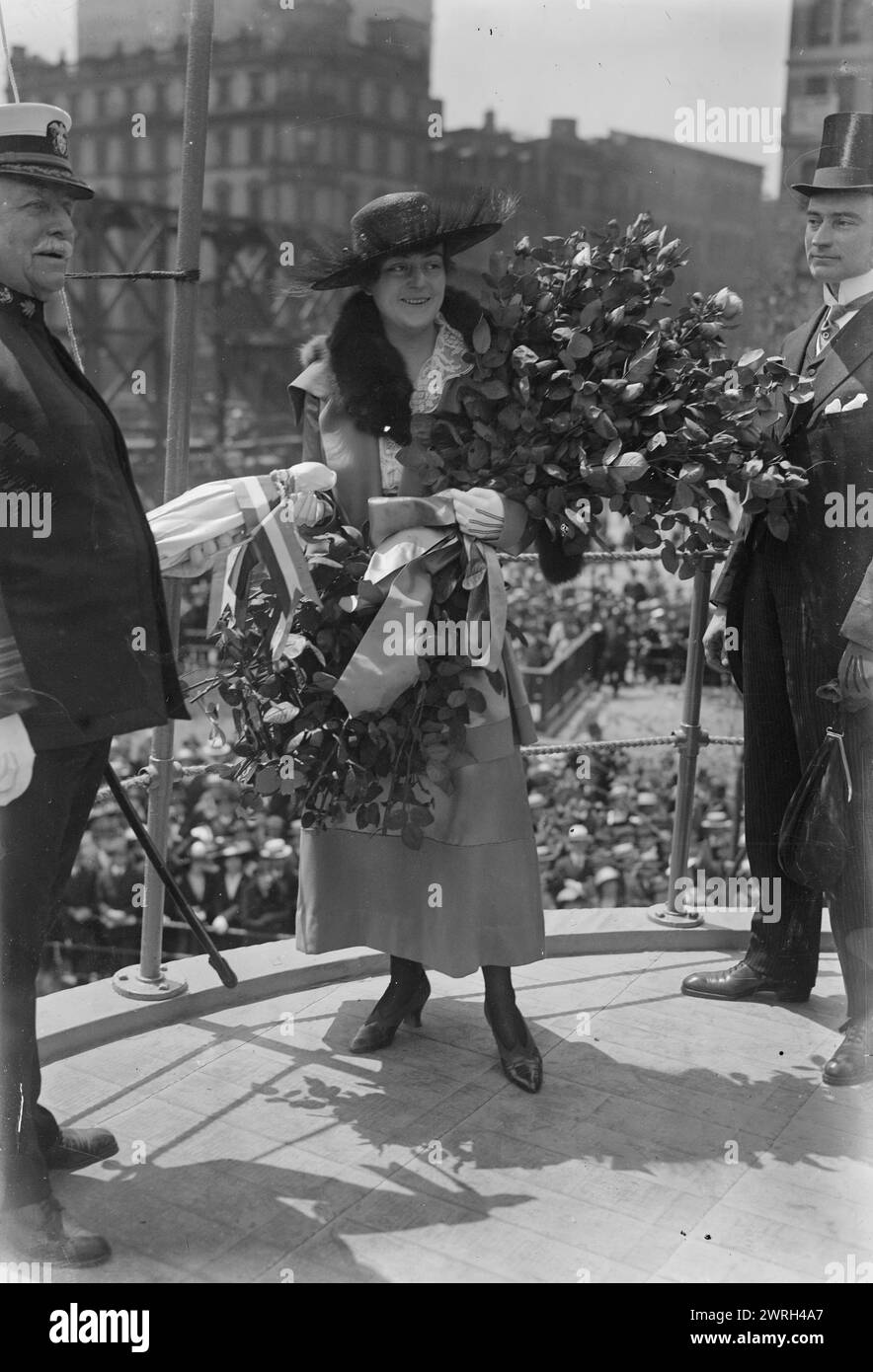 MRS Hugh [i.e. Hugo] Johnstone, 30 mai 1917. Le capitaine Charles Albert Adams (1846-1929) (à gauche), un officier de la marine américaine qui a servi comme commandant de l'USS Recruit, une maquette en bois d'un cuirassé construit à Union Square, New York City par la Navy pour recruter des marins et vendre des Liberty Bonds pendant la première Guerre mondiale Avec Adams se trouvent MRS Mitchel (plus tard MRS Hugo Johnstone), épouse du maire de New York John Purroy Mitchel (1879-1918) et du maire Mitchell. La photographie a été prise le jour du souvenir, le 30 mai 1917, jour du « lancement » du navire. Banque D'Images