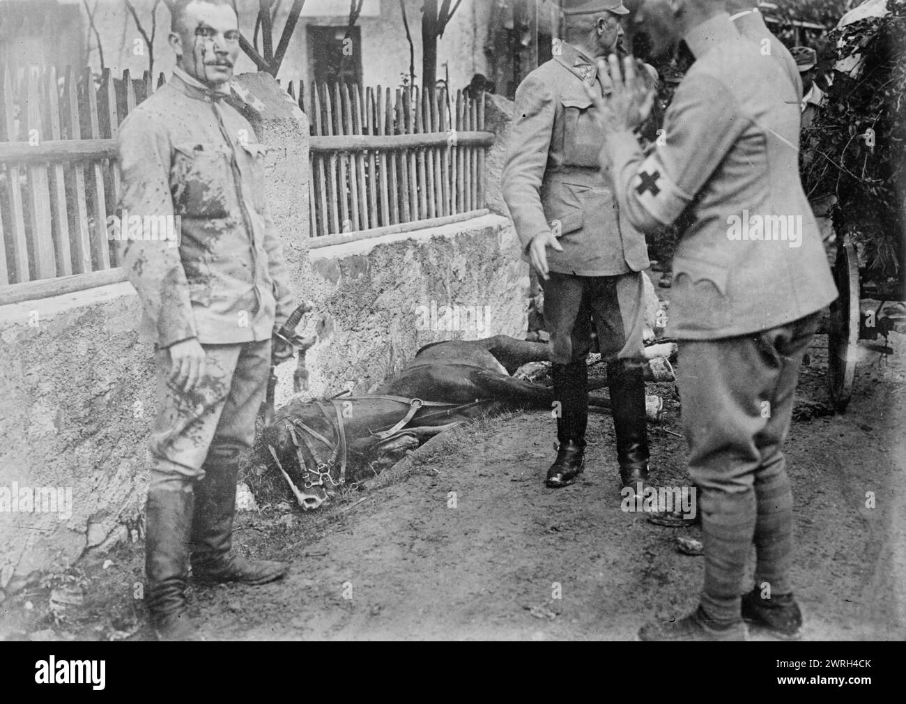 Officier autrichien blessé en patrouille sur Isonzo, entre c1910 et c1915. Un officier autrichien blessé près de la rivière Isonzo qui coule près de la frontière entre la Slovénie et l'Italie, pendant la première Guerre mondiale Banque D'Images