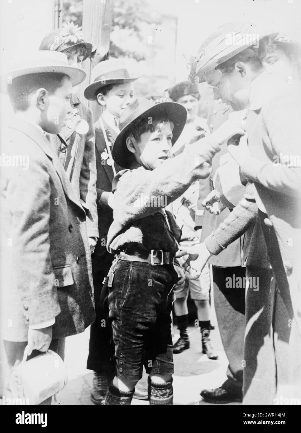 Boy Scout, Paris, vente des médailles "Journee Francaise", entre 1914 et 1915. Un boy scout français vendant des médailles pendant la première Guerre mondiale Banque D'Images