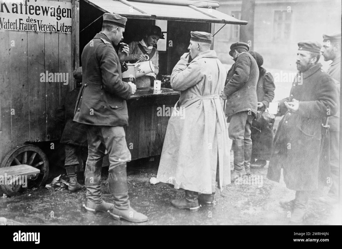 Wagon à café gratuit, Lotzen, entre c1910 et c1915. Soldats dans un wagon à café à Lotzen, Prusse orientale, (aujourd'hui Gizycko, Pologne) pendant la première Guerre mondiale Banque D'Images