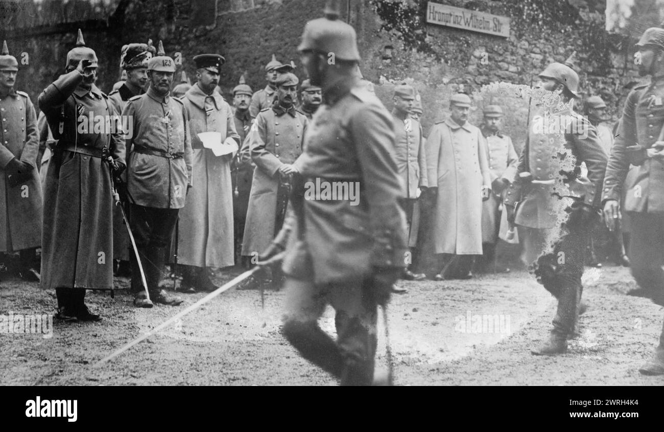 Kaiser, Prince héritier, &amp ; P'ce [c.-à-d., Prince] Oscar au Hdqrts du Prince héritier, entre 1914 et 1915. Le Kaiser Guillaume II (1859-1941) avec deux de ses fils le prince héritier Frédéric-Guillaume-Victor-Auguste-Ernest (1882-1951) et le prince Oskar de Prusse (1888-1958) pendant la première Guerre mondiale Banque D'Images