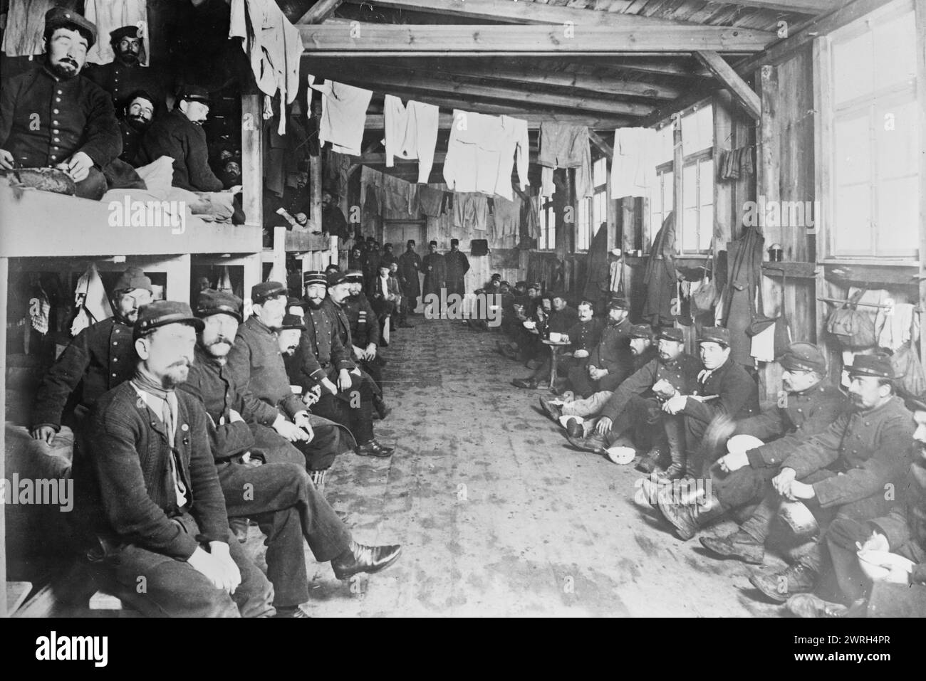 Zossen, chambre à coucher des prisonniers, entre 1914 et 1915. Prisonniers dans les casernes du camp de prisonniers de guerre de Zossen, Wu&#xa8;nsdorf, Zossen, Allemagne, pendant la première Guerre mondiale Banque D'Images