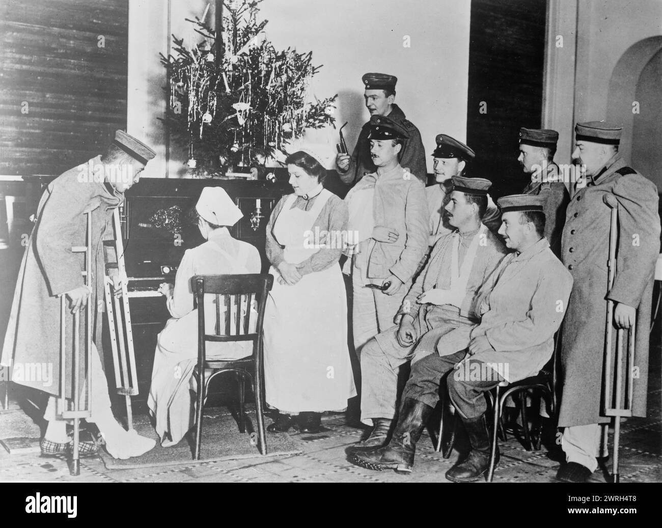 Berlin, Noël à l'hôpital des soldats, entre 1914 et 1915. Une femme jouant du piano pour des soldats dans un hôpital de Berlin, Allemagne à Noël, pendant la première Guerre mondiale Banque D'Images