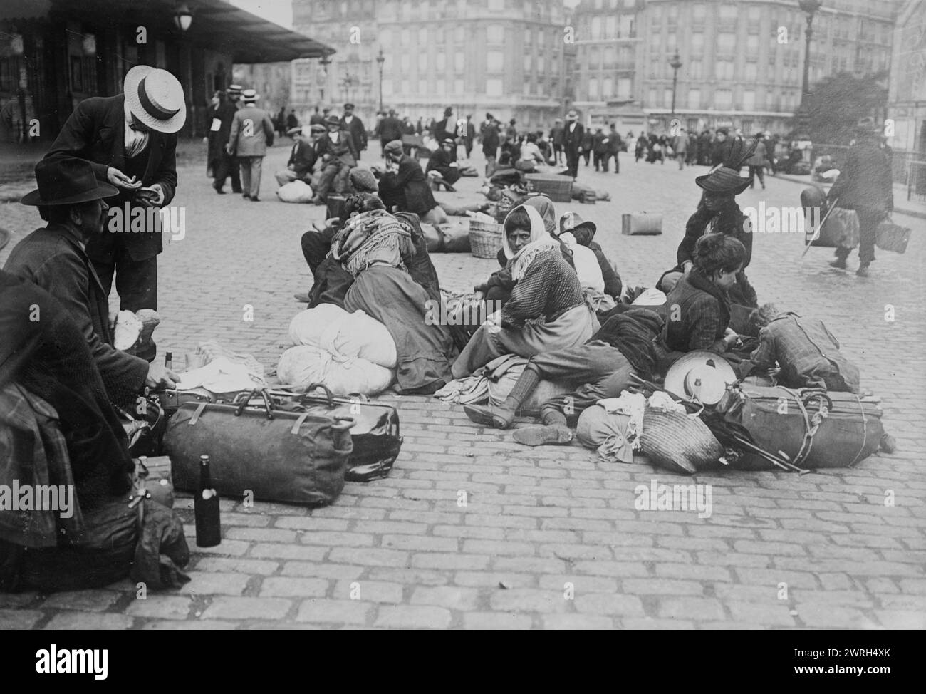 Réfugiés, Gare de Lyon, Paris, entre c1914 et c1915. Banque D'Images