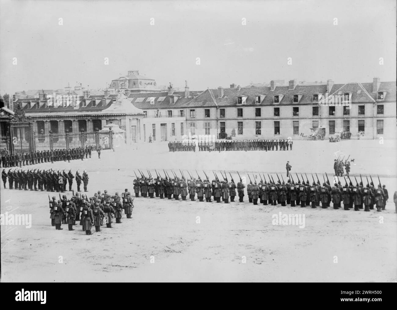Dégradation de Corp. Grualt, 1914. La grande cour de l'École militaire à Paris, en France, lorsque Gruault, un réserviste français a été dégradé (dépouillé de son insigne militaire et défilé devant les troupes) pour avoir tenté de vendre un plan de la station sans fil de la Tour Eiffel à l'Allemagne. Banque D'Images