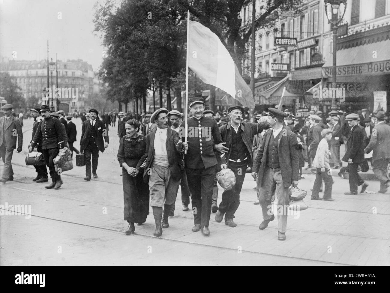 Réservistes français se rendant à la gare de R.R., à Paris, entre c1914 et c1915. Soldats réservistes français marchant devant la Brasserie Bougeneaux (9 rue de Strasbourg), Paris, France, en route vers la Gare de l'est, pendant la première Guerre mondiale Banque D'Images