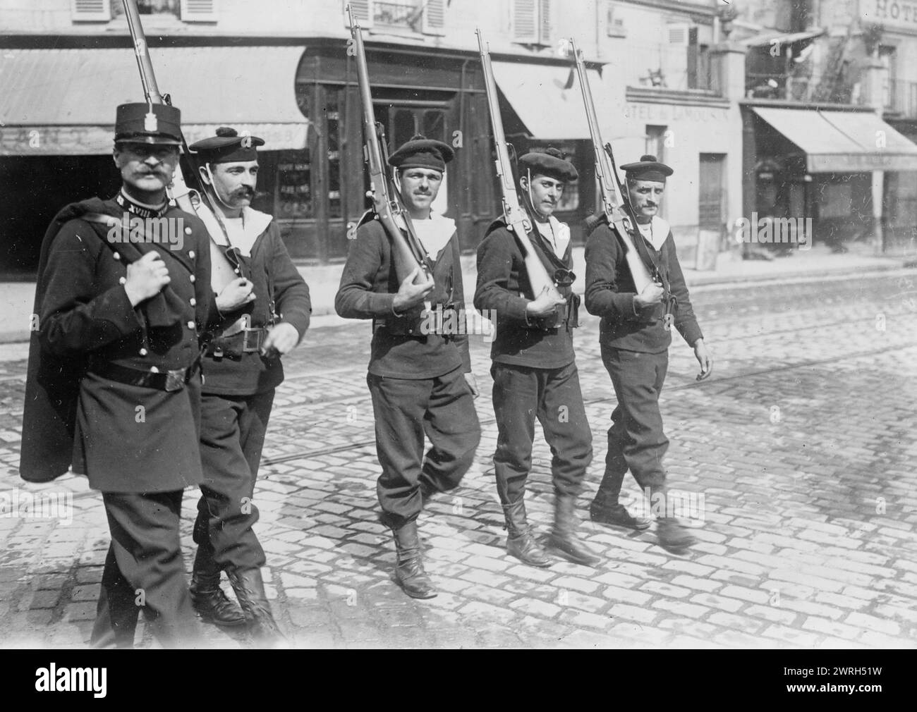 Police des recrues navales, Paris, entre c1914 et c1915. Recrues navales françaises avec un officier de police, Paris, France, au début de la première Guerre mondiale Banque D'Images