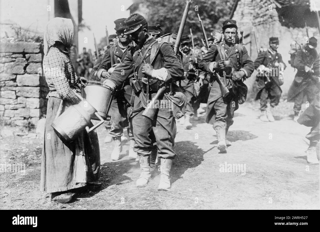 Paysan donnant de la boisson aux soldats français, entre c1914 et c1915. Une femme donnant de l'eau aux soldats français au début de la première Guerre mondiale Banque D'Images