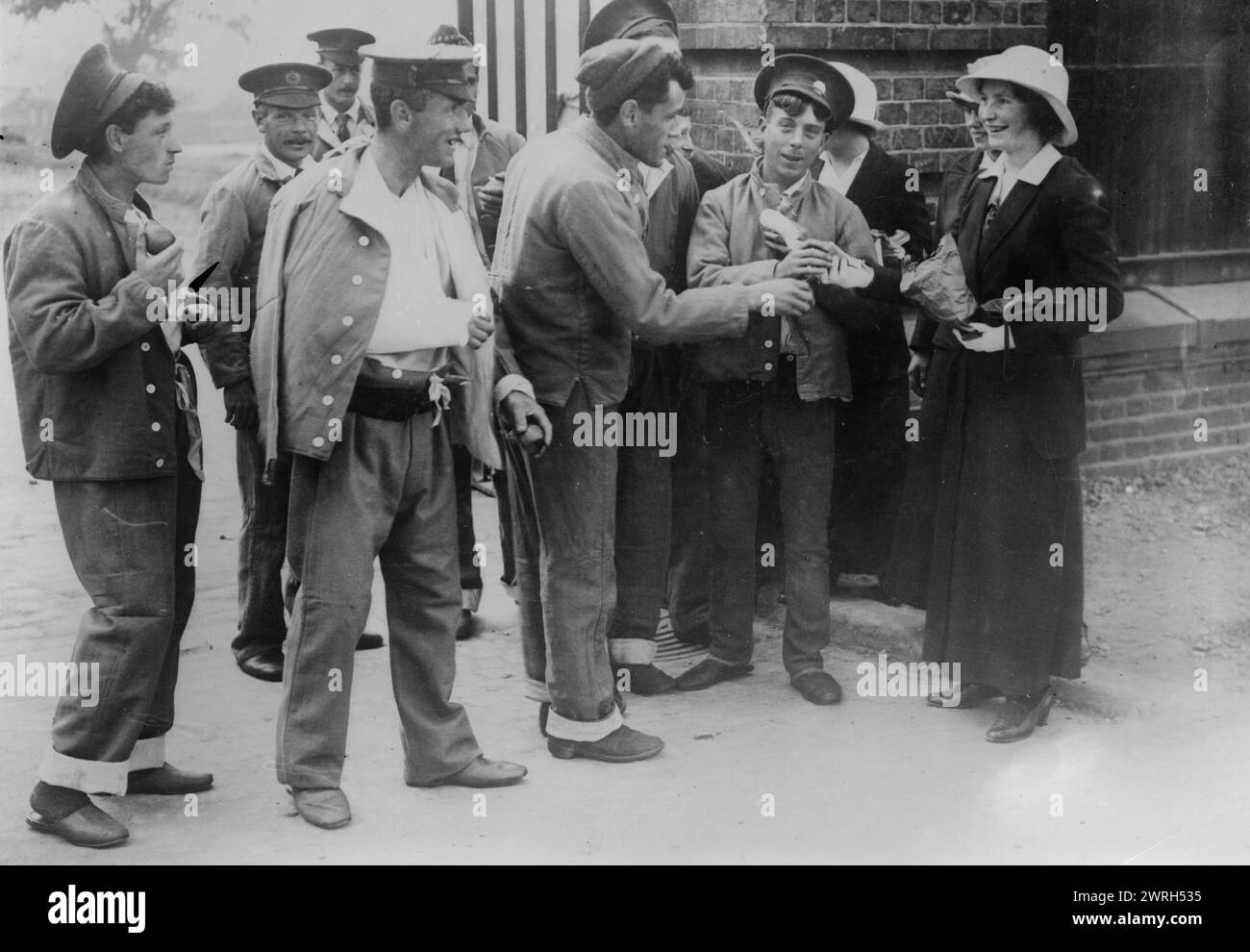 Héros blessés de la bataille de Mons, 1914. Une femme avec des soldats qui ont été blessés lors de la bataille de Mons qui a eu lieu le 23 août 1914 en France pendant la première Guerre mondiale Banque D'Images