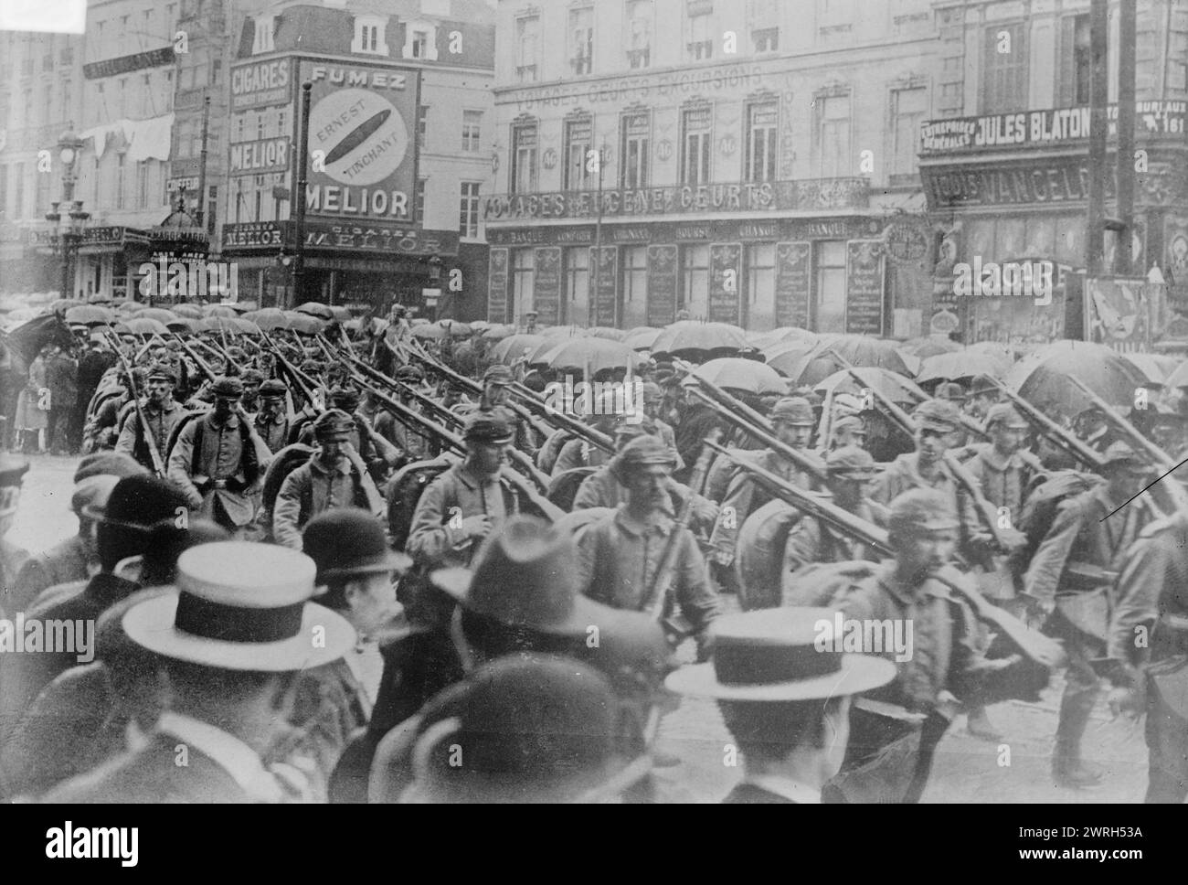 Bruxelles, Allemands traversant la place Charles Rogier, 8/20/14, 20 août 1914 (date de création ou de publication ultérieure). Soldats allemands marchant dans une rue à Bruxelles, Belgique pendant la première Guerre mondiale Banque D'Images