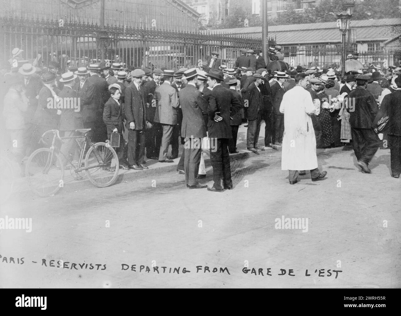 Paris, réservistes au départ de Gare de L'est, entre c1914 et c1915. Foule de réservistes à la Gare de Paris-est, Paris au début de la première Guerre mondiale Banque D'Images