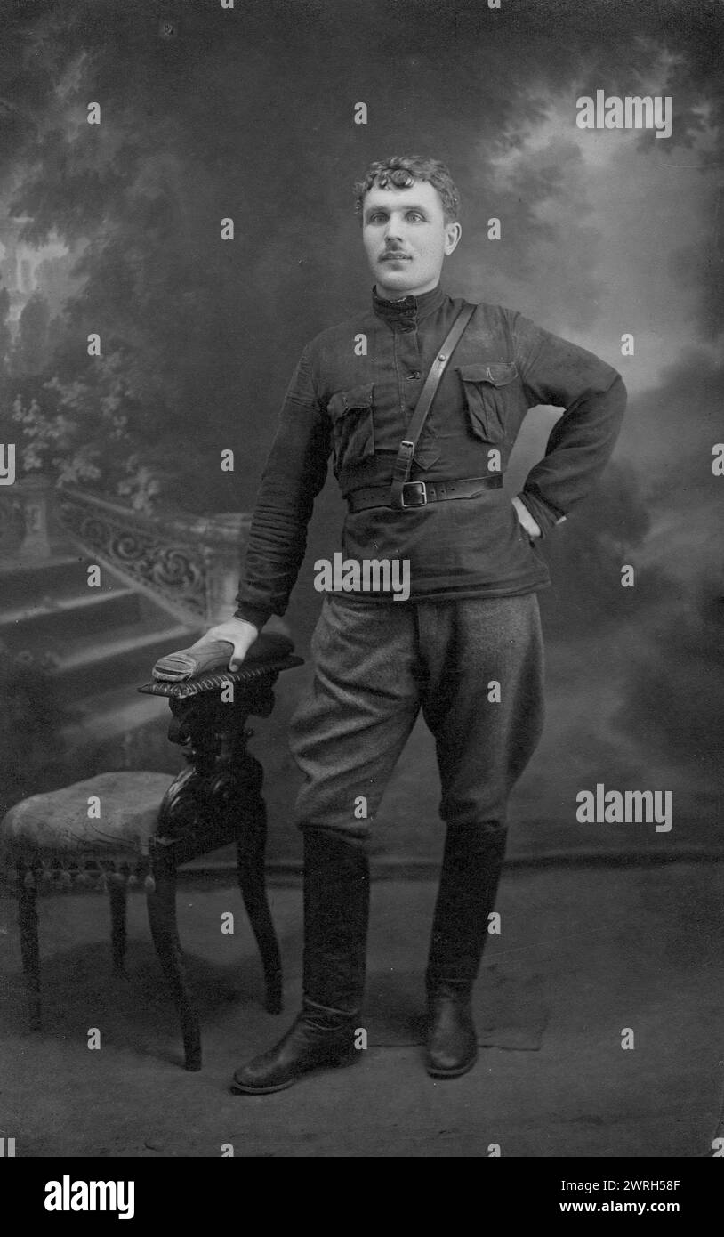 Kruchin Vitaly Mikhaïlovitch dans la rédaction du journal "Forward" (a été envoyé par le comité clandestin des bolcheviks de Tomsk en mars 1919 en tant que coordinateur de la mine de Kemerovo), années 1920 D'une collection qui contient des documents et des photographies de plus de trente participants de la guerre civile russe dans le Kuzbass, y compris les commandants et commissaires du mouvement partisan rouge. Parmi les objets uniques de la collection figurent des documents relatifs à la circulation de l'argent en Sibérie (c'est-à-dire la nouvelle monnaie introduite par le gouvernement Koltchak) et la photographie A. Banque D'Images