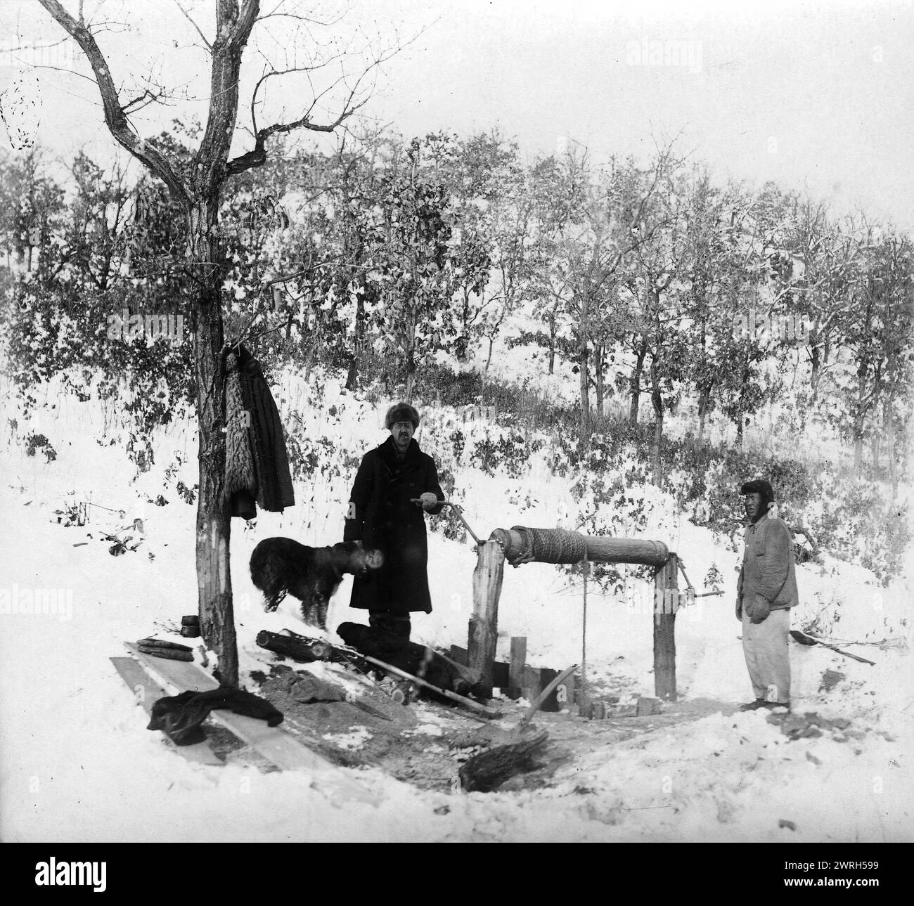 Mikhaïl Alekseevich Pavlov près de la chute d'une mine exploratoire, 1920-1929. Extrait des archives familiales de l'éminent géologue Mikhaïl Alekseevich Pavlov (1884-1938). Alors qu'il était encore étudiant, Pavlov a participé à la tentative d'expédition au pôle Nord en 1912-1914, menée par l'explorateur de l'Arctique Georgii Iakovlevich Sedov (1877-14). Avec son ami d'école et d'université Vladimir Iul'evich Vize (1886-1954), qui a servi comme géographe de l'expédition, Pavlov a recueilli un grand nombre de données scientifiques sur l'archipel nord de Novaïa Zemlya. Les photographies datent d'environ 1875- Banque D'Images