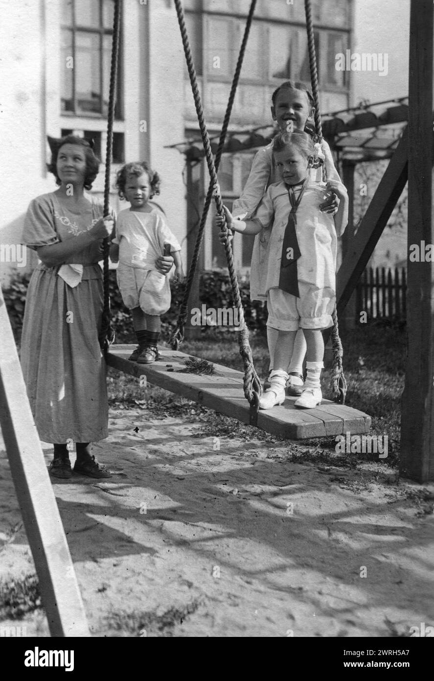 Irina, Yuliy et Vera Briner avec la nounou Katya dans la cour d'une maison sur la rue Svetlanskaya, 1923. D'une collection de 82 photos des archives de Yul Brynner (1920-85), le célèbre acteur hollywoodien, lauréat d'un Oscar et natif de Vladivostok, conservées au Musée unifié régional V.K. Arseniev Primorsky à Vladivostok. Yul Brynner, de son vrai nom Iulii Borisovitch Briner, était le petit-fils de l'homme d'affaires de Vladivostok et figure publique du tournant des XIXe et XXe siècles Iulii Ivanovitch Briner (1849-1920), propriétaire des mines de plomb et de zinc de Tetiukh (aujourd'hui Dal Banque D'Images