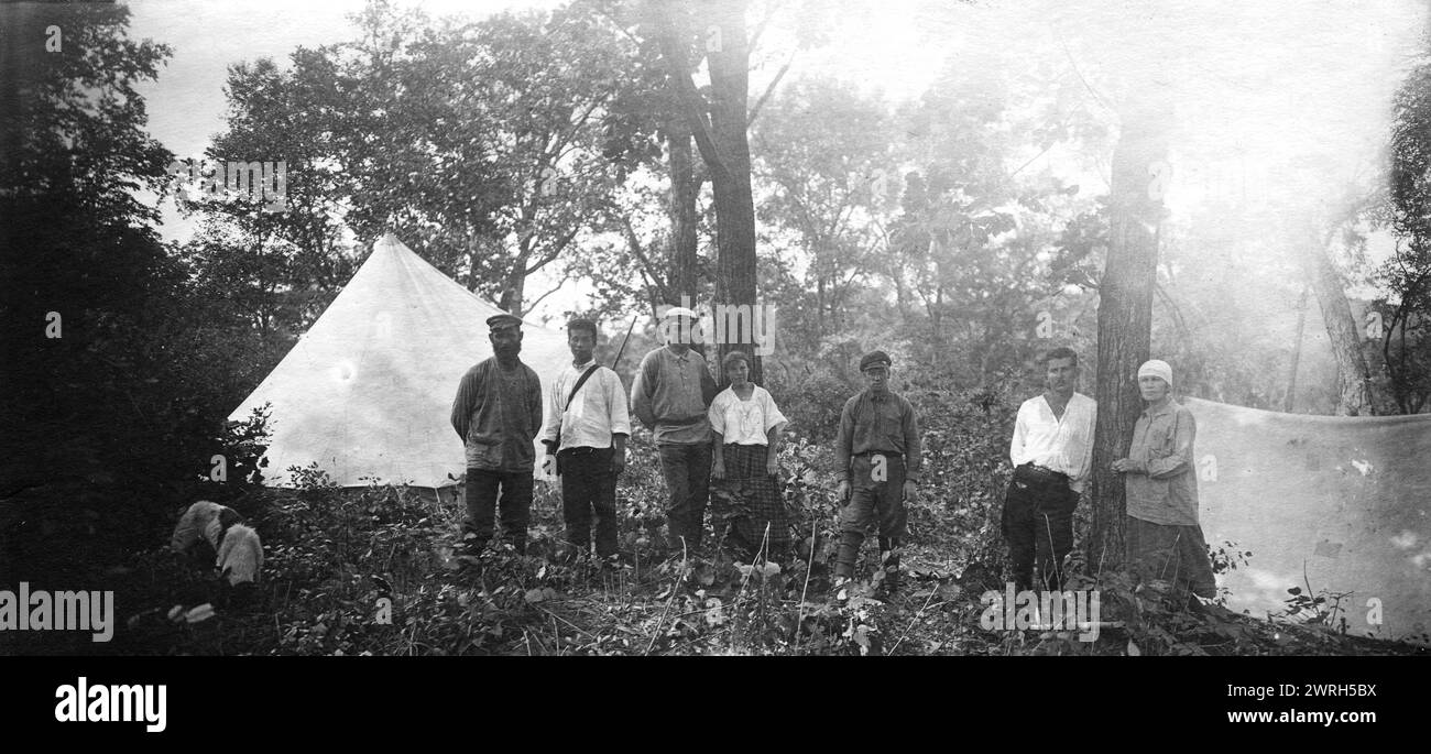 Membres d'une expédition au camp de base, 1920-1929. D'une collection composée d'un album et de photographies individuelles des archives familiales du géologue Mikhaïl Alekseevich Pavlov (1884-1938). La collection représente une expédition entreprise par le lieutenant principal Georgii Iakovlevich Sedov (1877-1914) dans les années 1912-14. Sedov, dont la santé était déjà défaillante lorsqu'il se dirigea vers la perche en traîneau au début de 1914, mourut avant d'atteindre son objectif. Les membres de l'expédition ont néanmoins effectué de vastes levés et des observations scientifiques pendant l'hivernage sur Novaya Zemlya en 1912-13 an Banque D'Images