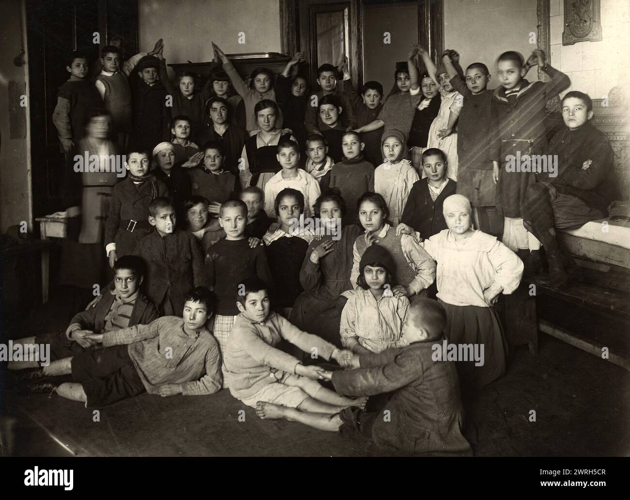 Aire de jeux - Groupe de gymnastique, Minsk, 1920-1929. Au début de l'ère Staline, le Kremlin a établi un nouveau territoire administratif en extrême-Orient soviétique - la région autonome juive - pour servir de patrie juive. La capitale de la région était la ville de Birobidzhan. Cet album comprend 274 photographies des premières années de Birobidzhan, à partir de la fin des années 1920 Bibliothèque nationale de Russie Banque D'Images