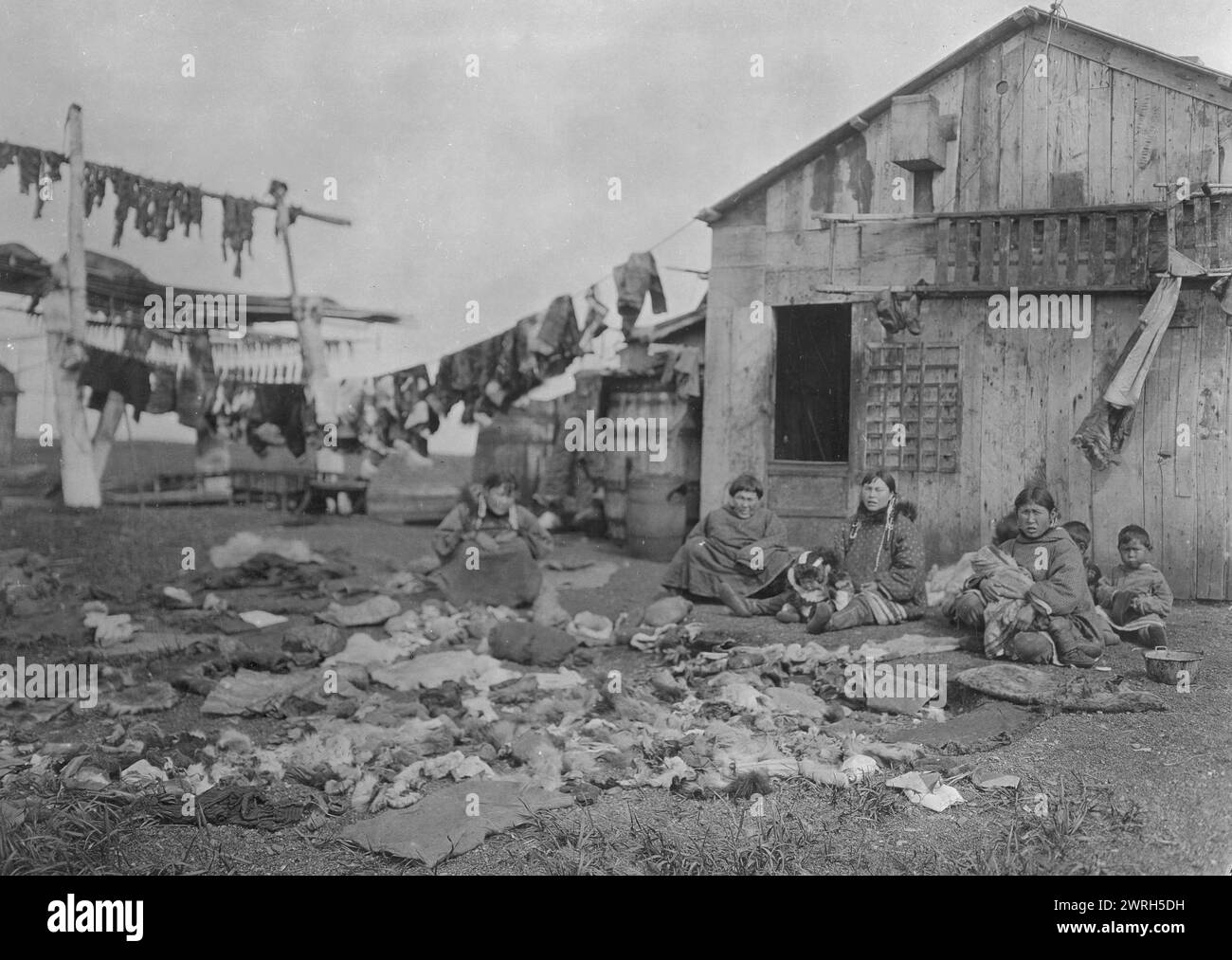 Maison en bois de la famille Eskimo d'Alaska, (1929?). Banque D'Images