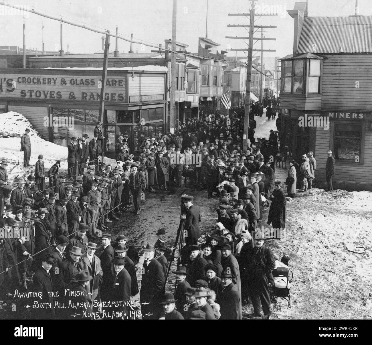En attendant l'arrivée au Sixth All Alaska Sweepstakes, 1913. Banque D'Images