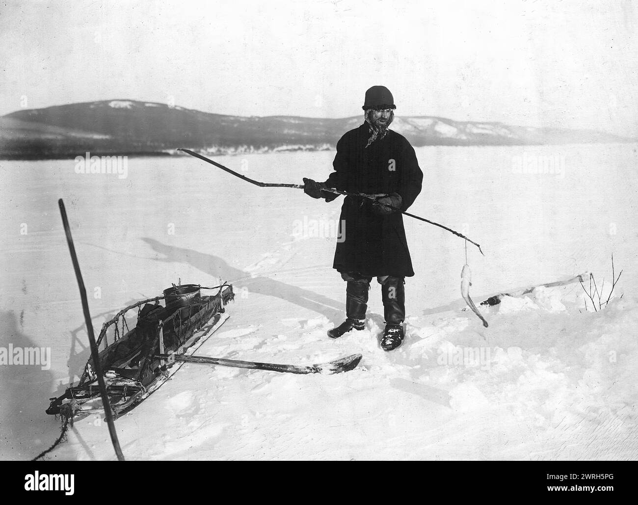 Pêche sous-marine avec ouds sur l'Angara, 1911. D'une collection qui comprend plus de quatre cents photographies de la vie quotidienne dans la province de Yenisei à la fin de la période tsariste. Les photographies incluent des paysans, des Cosaques et des fonctionnaires de haut rang. Krasnoiarsk Krai Musée d'histoire régionale et de vie folklorique Banque D'Images