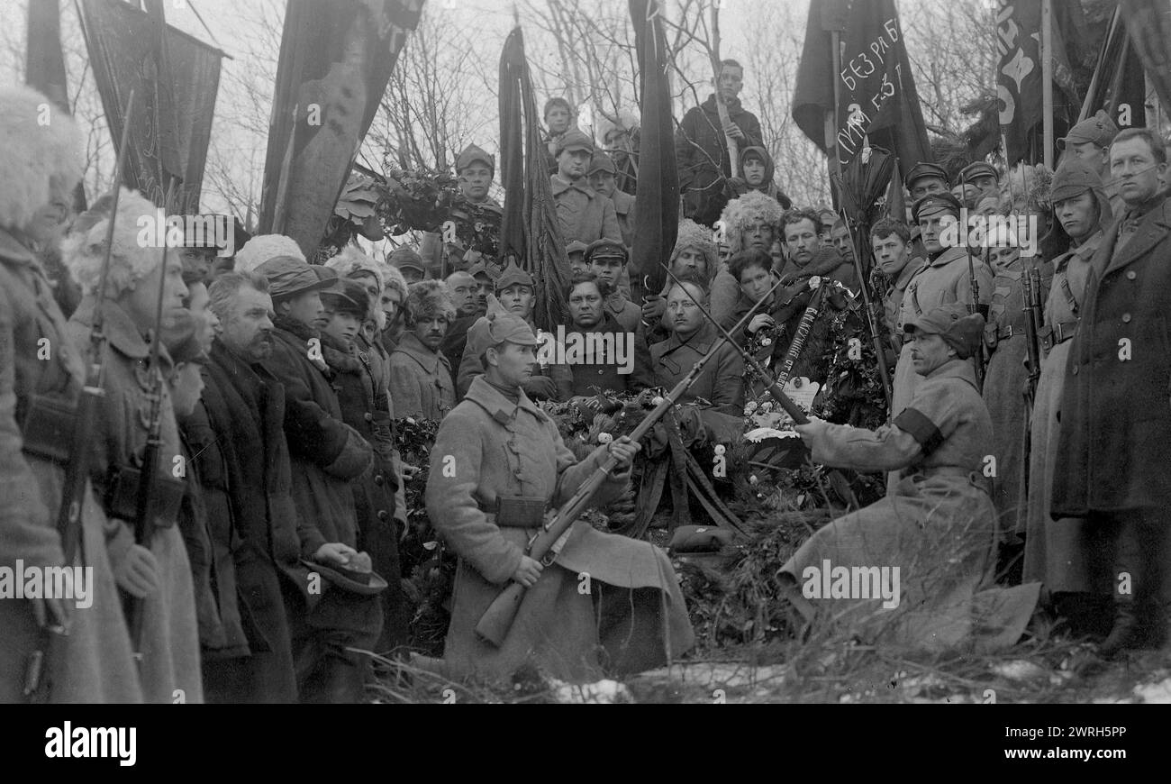 Funérailles de V.M. Kruchina ; au cimetière., 1917-1923. D'une collection qui contient des documents et des photographies de plus de trente participants de la guerre civile russe dans le Kuzbass, y compris les commandants et commissaires du mouvement partisan rouge. Parmi les objets uniques de la collection figurent des documents relatifs à la circulation de l'argent en Sibérie (c'est-à-dire, la nouvelle monnaie introduite par le gouvernement Koltchak) et l'album photographique, "développement du district de la mine de charbon d'Anzher en 1918-23". Musée d'histoire régionale et de vie folklorique de l'oblast de Kemerovo Banque D'Images
