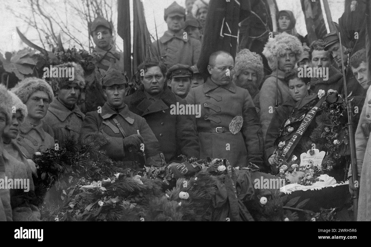 Funérailles de V.M. Kruchina ; au cimetière., 1917-1923. D'une collection contenant des documents et des photographies de plus de trente participants à la guerre civile russe dans le Kuzbass, y compris les commandants et les commissaires du mouvement partisan rouge. Parmi les objets uniques de la collection figurent des documents relatifs à la circulation de l'argent en Sibérie (c'est-à-dire, la nouvelle monnaie introduite par le gouvernement Koltchak) et l'album photographique, "développement du district de la mine de charbon d'Anzher en 1918-23". Musée d'histoire régionale et de vie folklorique de l'oblast de Kemerovo Banque D'Images