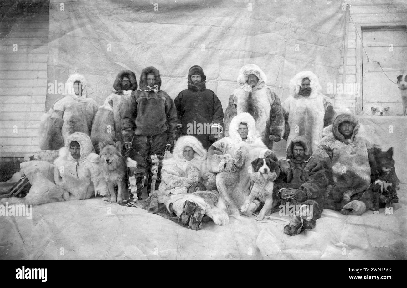 Membres de l'expédition pendant le premier hivernage, 1912. D'une collection composée d'un album et de photographies individuelles des archives familiales du géologue Mikhaïl Alekseevich Pavlov (1884-1938). La collection représente une expédition entreprise par le lieutenant principal Georgii Iakovlevich Sedov (1877-1914) dans les années 1912-14. Sedov, dont la santé était déjà défaillante lorsqu'il se dirigea vers la perche en traîneau au début de 1914, mourut avant d'atteindre son objectif. Les membres de l'expédition ont néanmoins effectué de vastes levés et des observations scientifiques pendant l'hivernage sur Novaya Zemlya in Banque D'Images