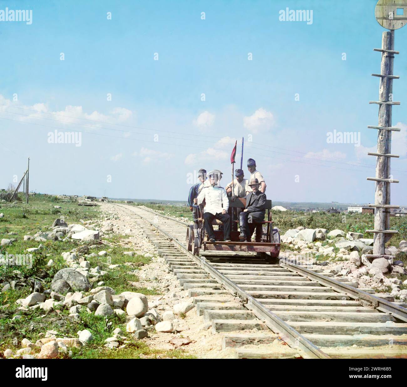 Sur le handcar à l'extérieur de Petrozavodsk sur le chemin de fer de Mourmansk, 1915. Prokudin-Gorskii et d'autres empruntent le chemin de fer de Mourmansk en voiture le long des rives du lac Onega près de Petrozavodsk. Dès le début de la construction des chemins de fer russes dans les années 1850, les rails ont été posés en utilisant une voie plus large (5 pieds 3,5 pouces) que la norme européenne. Banque D'Images