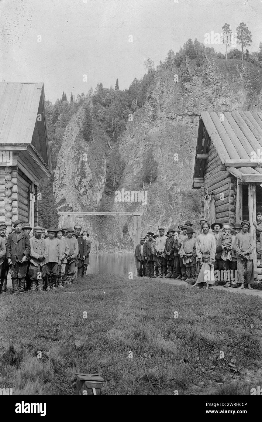 Groupe de Shoria Men dans le Srednii Chilei Ulus, 1913. D'une collection de 109 photographies prises lors d'une expédition topographique de 1913 à Gornaia Shoria dans la région de l'Altaï et d'une autre expédition topographique dans la région de Mrasskii, district de Kuznetskii (partie centrale de Gornaia Shoria). Les photographies reflètent à la fois les activités de l'expédition et la vie des habitants de cette région. Musée d'études régionales de l'État de l'Altaï Banque D'Images