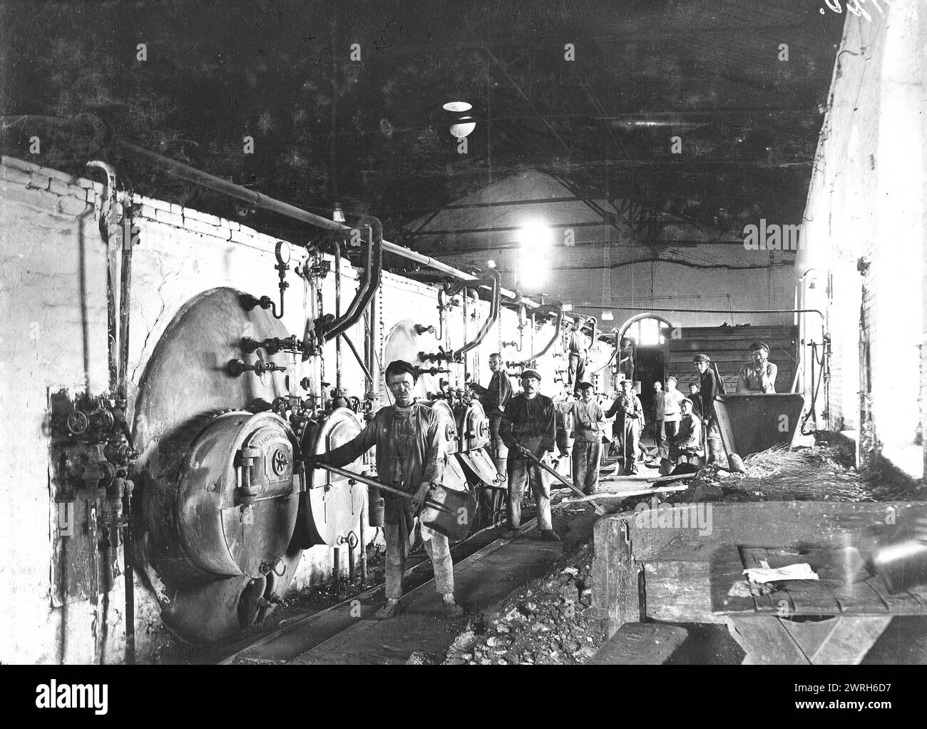 Chaudières de centrales électriques, 1911. D'une collection de documents et de photographies de plus de trente participants à la guerre civile russe dans le Kuzbass, y compris les commandants et commissaires du mouvement partisan rouge. Parmi les objets uniques de la collection figurent des documents relatifs à la circulation de l'argent en Sibérie (c'est-à-dire, la nouvelle monnaie introduite par le gouvernement Koltchak) et l'album photographique, "développement du district de la mine de charbon d'Anzher en 1918-23". Musée d'histoire régionale et de vie folklorique de l'oblast de Kemerovo Banque D'Images