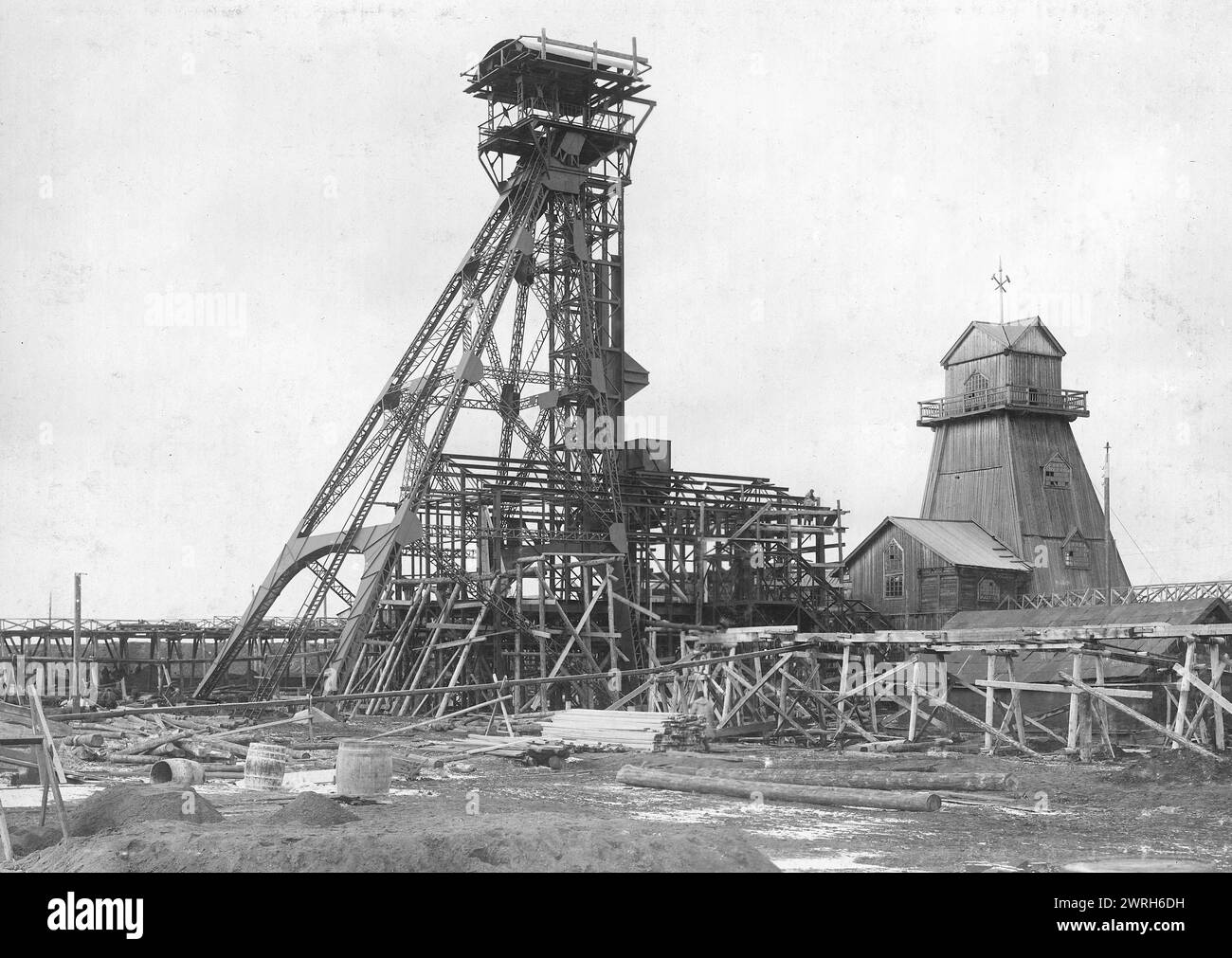 Timber Storehouse, 1911. D'une collection de documents et de photographies de plus de trente participants à la guerre civile russe dans le Kuzbass, y compris les commandants et commissaires du mouvement partisan rouge. Parmi les objets uniques de la collection figurent des documents relatifs à la circulation de l'argent en Sibérie (c'est-à-dire, la nouvelle monnaie introduite par le gouvernement Koltchak) et l'album photographique, "développement du district de la mine de charbon d'Anzher en 1918-23". Musée d'histoire régionale et de vie folklorique de l'oblast de Kemerovo Banque D'Images