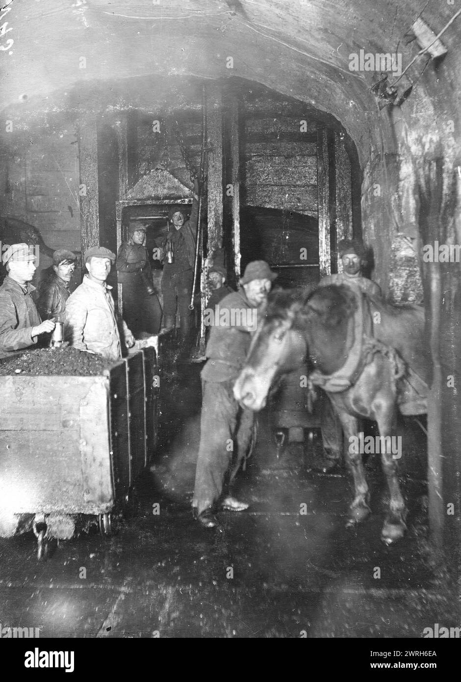 Descente dans la mine Anzherskaya, 1911. D'une collection de documents et de photographies de plus de trente participants à la guerre civile russe dans le Kuzbass, y compris les commandants et commissaires du mouvement partisan rouge. Parmi les objets uniques de la collection figurent des documents relatifs à la circulation de l'argent en Sibérie (c'est-à-dire, la nouvelle monnaie introduite par le gouvernement Koltchak) et l'album photographique, "développement du district de la mine de charbon d'Anzher en 1918-23". Musée d'histoire régionale et de vie folklorique de l'oblast de Kemerovo Banque D'Images