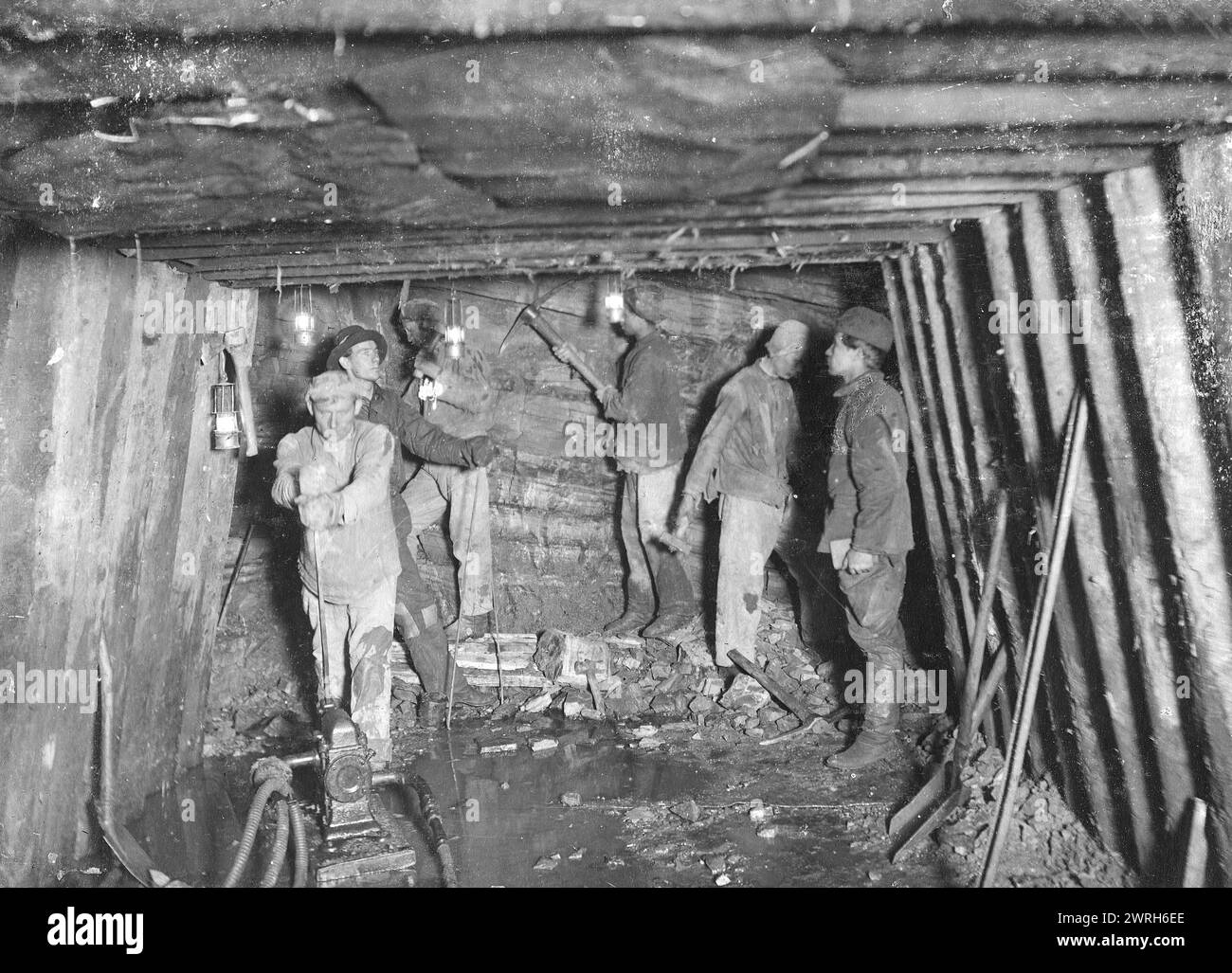 Transversal, 1911. D'une collection de documents et de photographies de plus de trente participants à la guerre civile russe dans le Kuzbass, y compris les commandants et commissaires du mouvement partisan rouge. Parmi les objets uniques de la collection figurent des documents relatifs à la circulation de l'argent en Sibérie (c'est-à-dire, la nouvelle monnaie introduite par le gouvernement Koltchak) et l'album photographique, "développement du district de la mine de charbon d'Anzher en 1918-23". Musée d'histoire régionale et de vie folklorique de l'oblast de Kemerovo Banque D'Images